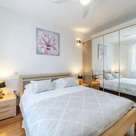 Three Bedroom With Sea View And Terrace Апартаменти