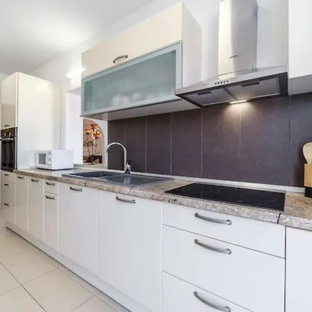 Three Bedroom With Sea View And Terrace Апартаменти Сутіван